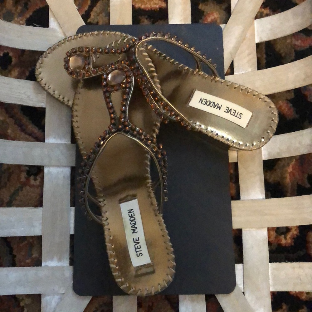 Women’s Size 6 Steve Madden Sandals.